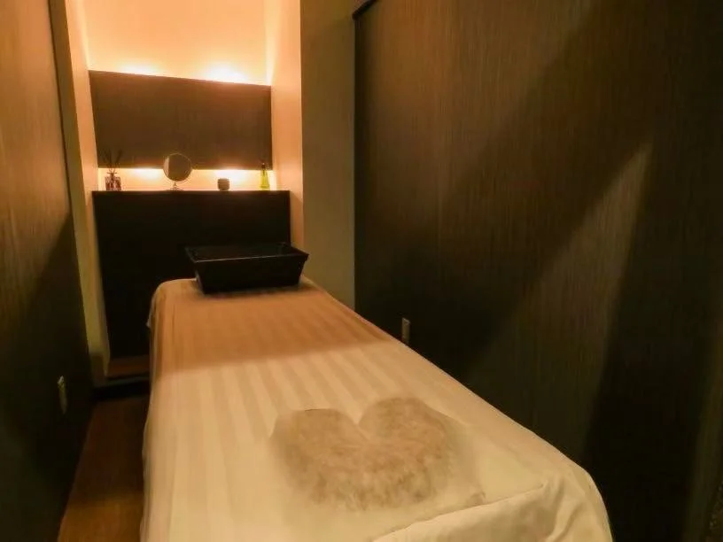 施術前にお客様の肩まわりの状態を確認するスタッフの手元